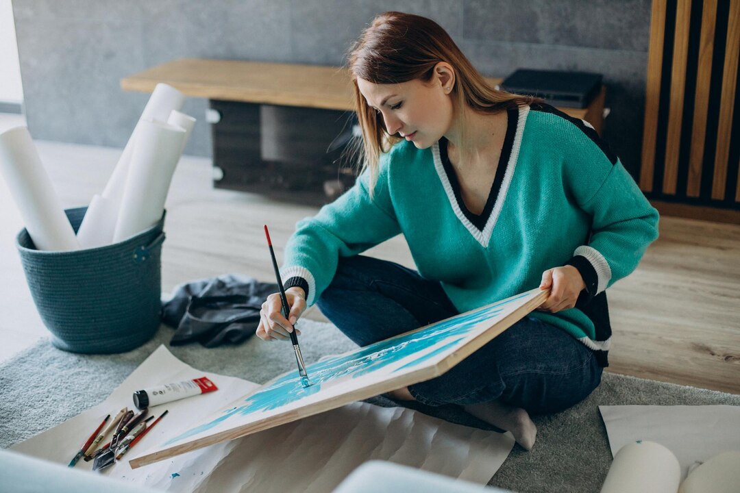 Interior Designerin bei der Arbeit im Studio